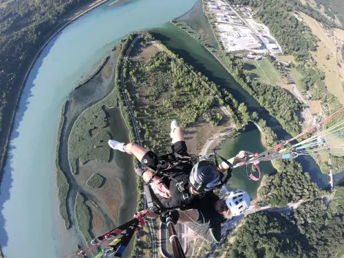 Parapente à Aix-les-Bains au dessus du lac du Bourget