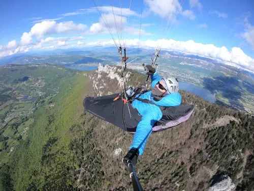Parapente à Aix-les-Bains au dessus du lac du Bourget